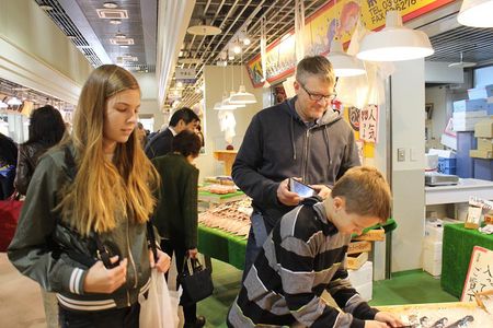 Tuna auction at Toyosu Market with qualified guide and early morning tour of Tsukiji Outer Market