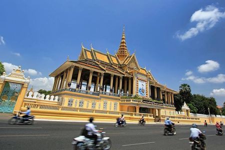 Half-Day Royal Palace, Wat Phnom & Independence Monument Tour