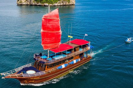 Private Full-Day Red Dragon Yacht to Angthong National Marine Park