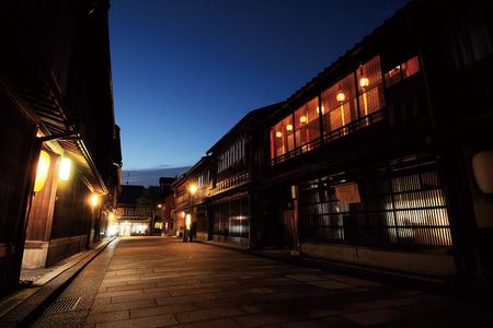 Kanazawa Night Tour with Local Meal and Drinks