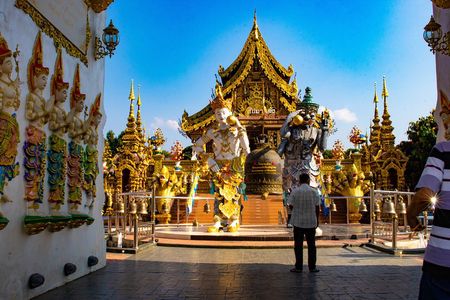 Chiang Rai Walking Tour: Golden Triangle & Doi Tung