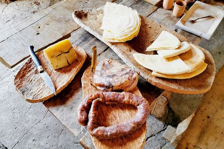 Archeology, visit to a vineyard and wine and pecorino cheese tasting