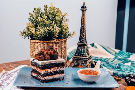Paris Street Food Crawl (2 Hours Guided Food Tasting Experience)