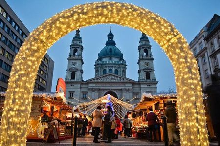 Private Budapest Christmas Market guided tour and Danube Evening cruise package