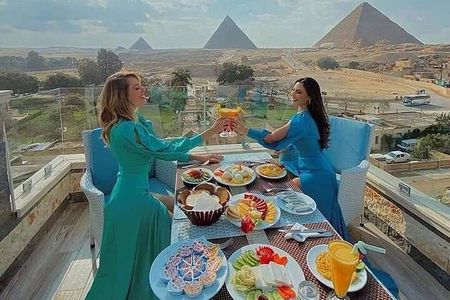 Great Pyramid Inn Dinner With Pyramids View