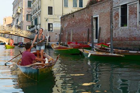 Learn to Row in the Venice Canals