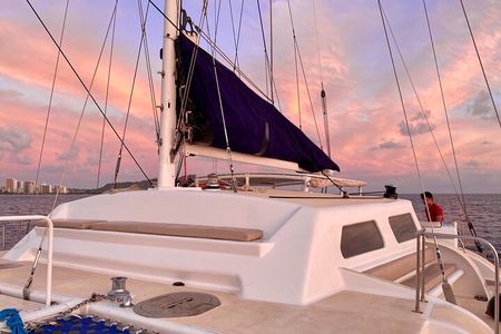 Oahu's Waikiki Coast: Moana’s Sunset Cocktail Sail