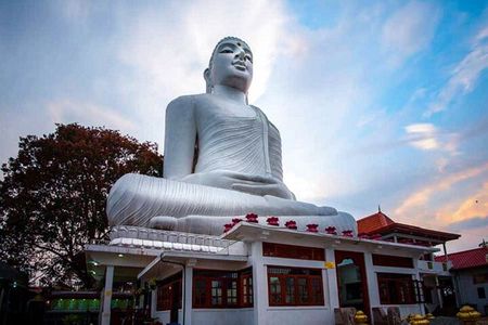 Tuk Tuk ride to giant buddha statue in Kandy
