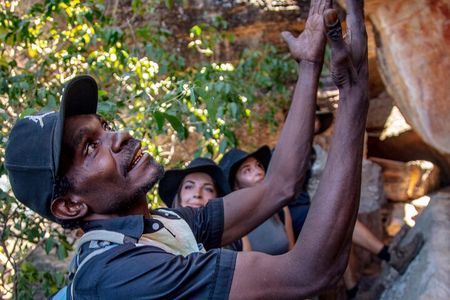 Arnhem Land Yingana Injalak Hill Full Day Tour from Jabiru
