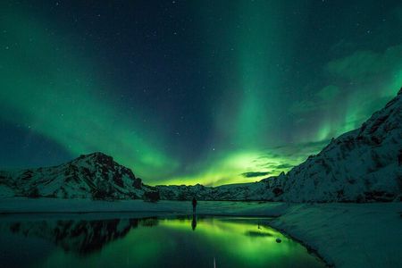 Cozy Northern Lights Tour with Icelandic Treats and Liquor