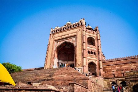 Agra to Jaipur city Private transfers visiting stepwell & Sikri