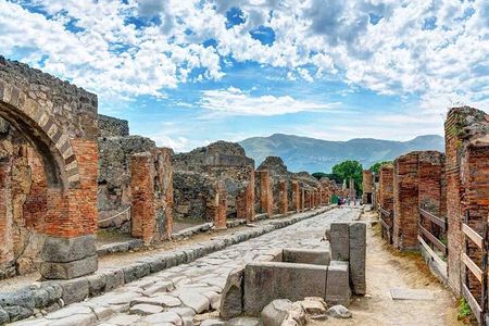 Pompeii and Mt. Vesuvius Full Day Tour with Italian Lunch 