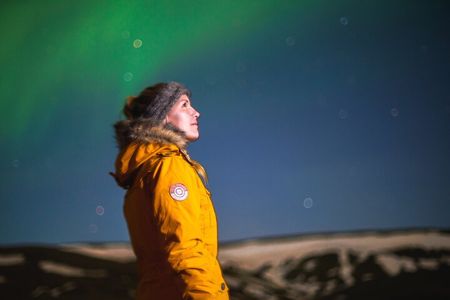 Reykjavik: Guided Northern Lights Tour with Hot Cocoa & Photos
