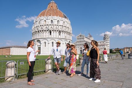 Pisa Sights and Bites Tour with Food Tastings for Small Groups or Private