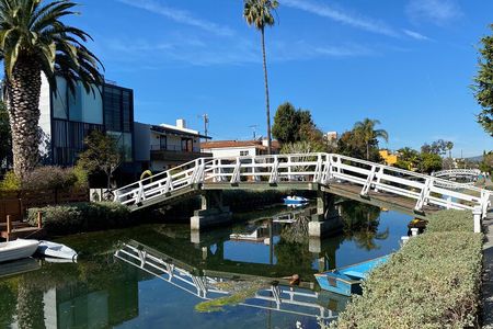 Venice Boardwalk & Canals Walking Tour