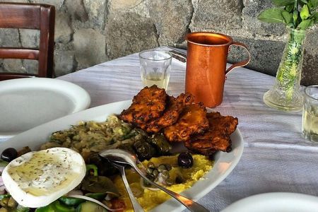 Santorini like a local: Discover local flavors by exploring the island!
