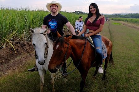 Cali: Horseback riding through beautiful landscapes and mountains