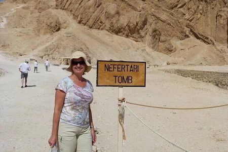 Private Half Day Tour in Valley of the Queen and Habu Temple