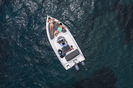 Full Day Boat Rental Without a License in Santorini 