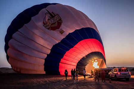 Deluxe Dubai Balloon Ride with Breakfast and Falconry Show