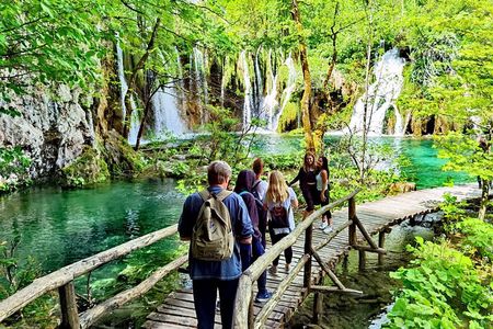 Plitvice Lakes Economy Group Tour from Split or Trogir