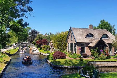 Giethoorn and Zaanse Schans Day Tour with Small Boat Ride