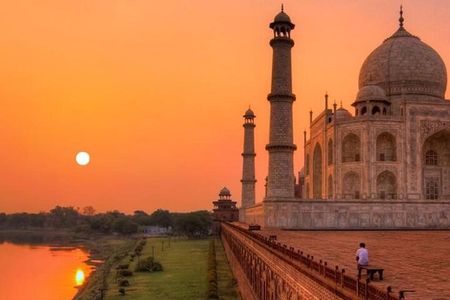 Private Sunrise half-day tour at Taj Mahal with visiting to Agra Fort