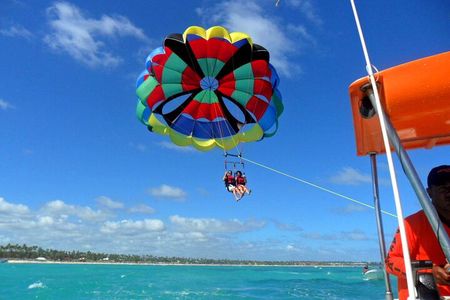 Adrenaline in parasailing for your shared group from punta cana
