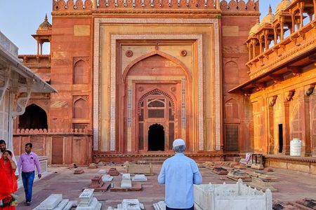 Visit Fatehpur Sikri and Chand Baori with Jaipur Drop from Agra.