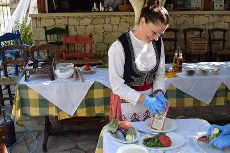 Heraklion: Cretan private cooking lesson with lunch in Arolithos