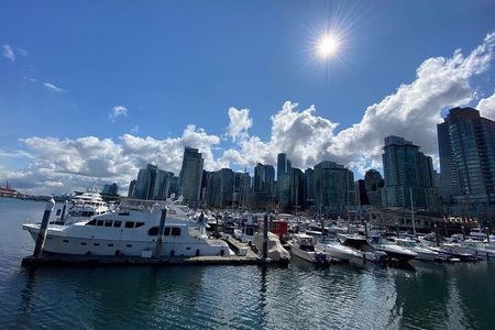 Private Guided Grand City Tour in Vancouver with your luggage