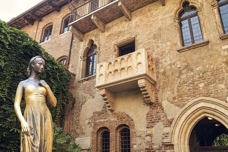 Tour to discover the Unique History of Verona, the City of Art
