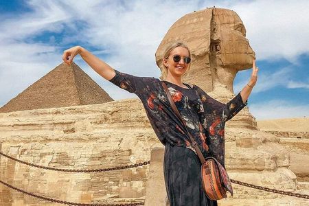 Private Tour to Giza Pyramids,Sphinx,Egyptian Museum&local lunch 