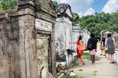 New Orleans City and Cemetery Tour with Garden District Stroll