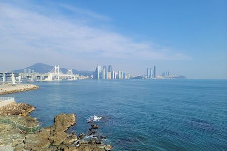 Walk along the coast from Erhutai Park to Wulu Island Park