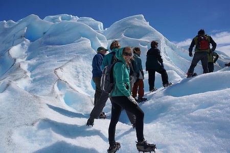 Trekking on Perito Moreno with walkways and transfer