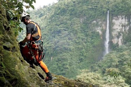 CR Natural Wonders Trek. Bajos del toro the waterfall trail + Poas volcano.