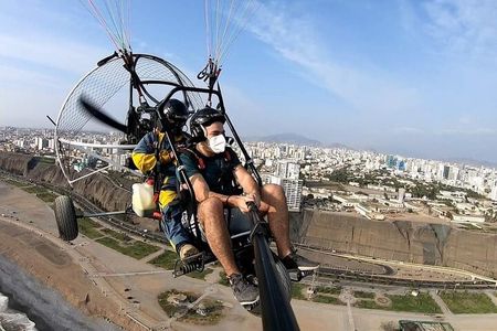Fly paragliding along the coast of Lima