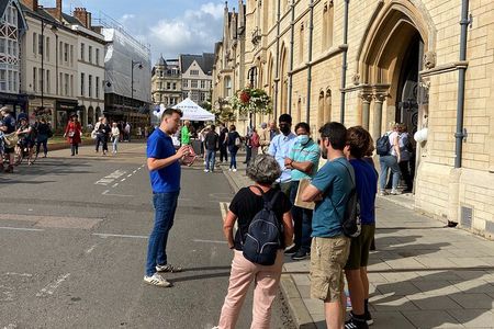 Oxford | Alumni-Led Walking & Punting Tour w/opt New College