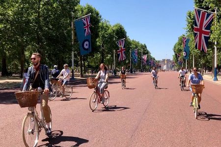 London Bike Tour: Landmarks, Secret Gems, Pub Stop & Street Art
