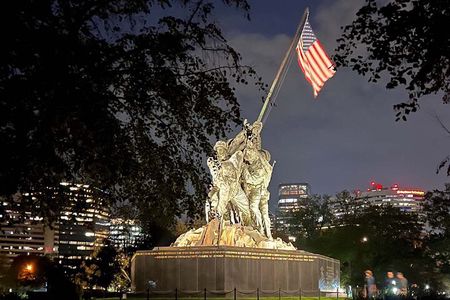 Monumental Moonlight Private Guided Bus Tour in Washington 
