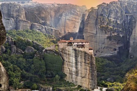 2-Day Delphi Meteora Tour From Athens