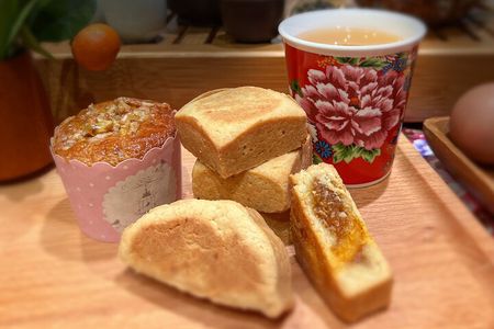 Pineapple Pastry with Egg Yolk, Longan Cake, High Mountain Oolong Tea. Taiwan Traditional Dessert Experience-D (Taipei Cooking Class)