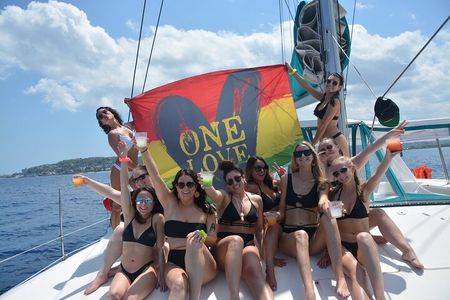 Private Catamaran Cruise with Snorkeling, Rum Cocktails 