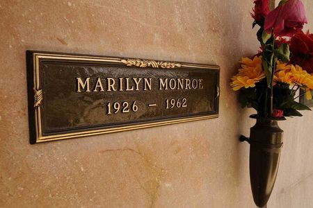 3-hour Hollywood Chills Tour - Celebrity Scandals and Cemeteries 