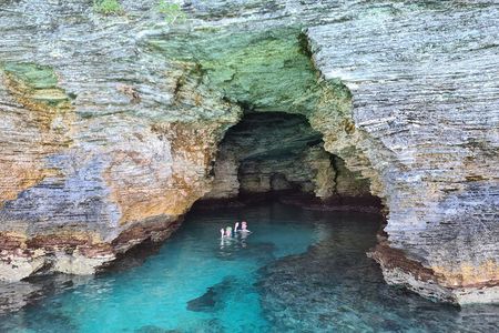 Bermuda Private Boat Charter: Snorkel, Cliff Jumping & Sightseeing 