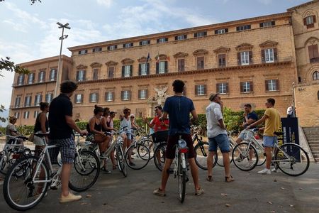 Bike tour of the historic center of Palermo with tasting