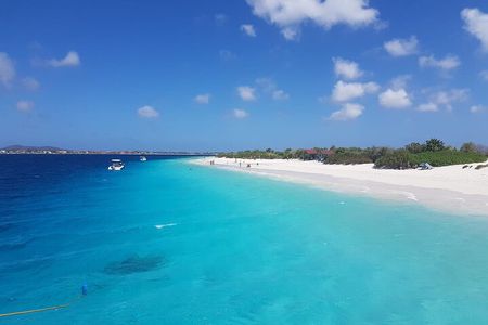 Yacht tour with local guide & snorkeling activities