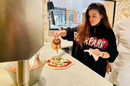 Naples: Pizza Making Class with Professional Pizzaiolo 