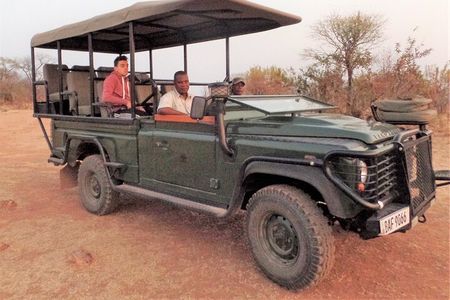 Guided Safari tour, lodging & meals, S. Luangwa National Park by Landcruiser 4x4